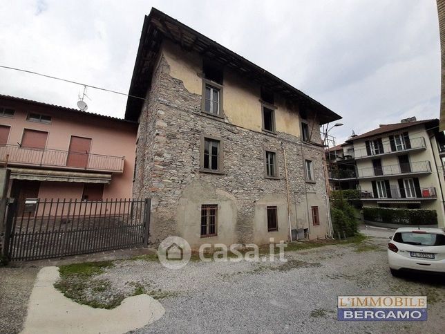Casa indipendente in residenziale in Via Duca D'Aosta