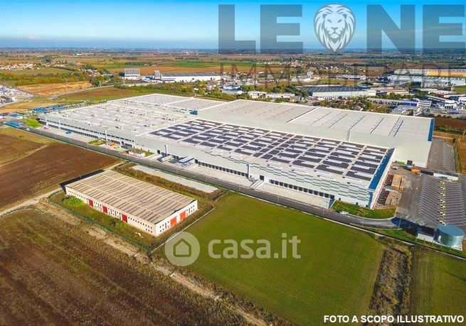 Capannone in commerciale in