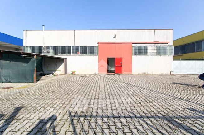 Capannone in commerciale in Via Industriale 9
