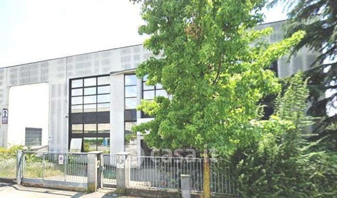 Capannone in commerciale in 