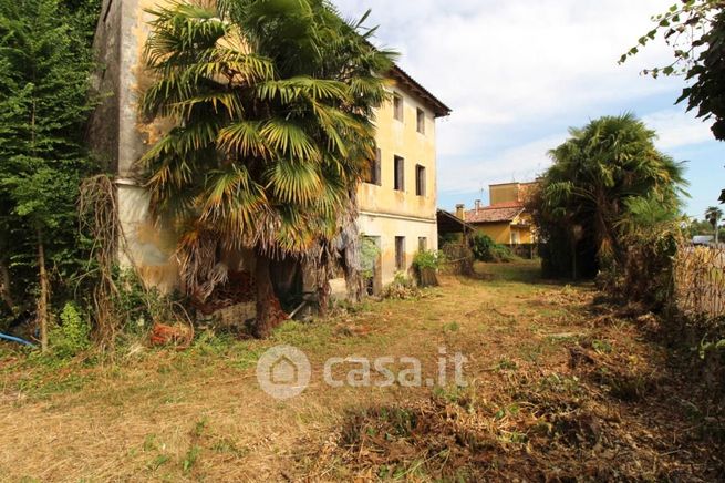 Casa indipendente in residenziale in Via Nazionale 243