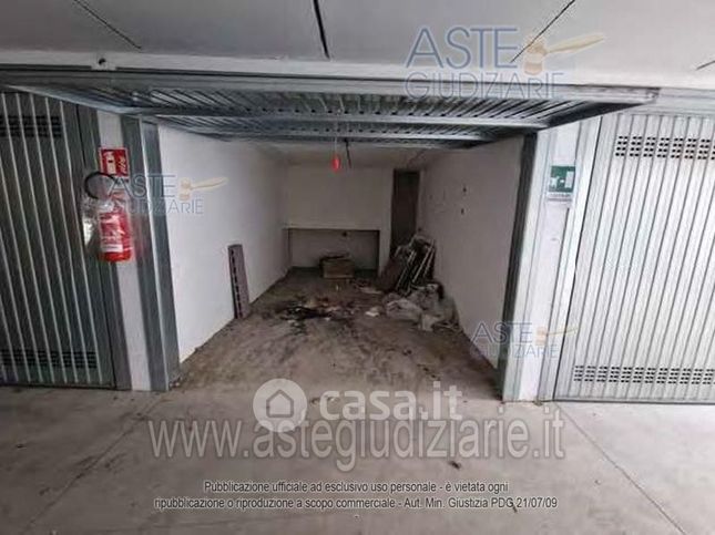 Box/posto auto in residenziale in Via Pietro Romani 43 /A