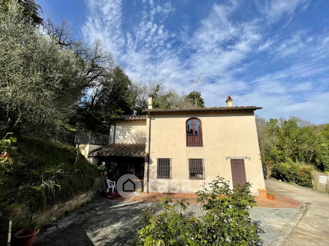 Villa in residenziale in Via Carrara