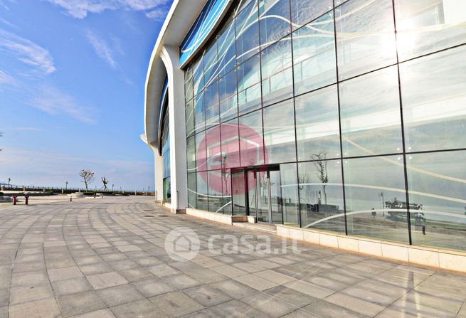 Capannone in commerciale in 