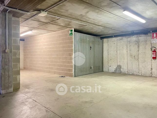 Box/posto auto in residenziale in Via della Vittoria 21