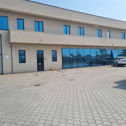 Capannone in commerciale in