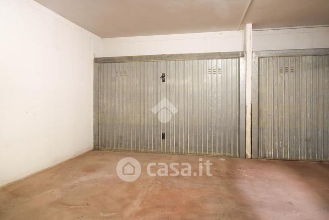 Box/posto auto in residenziale in Via Raffaele Paolucci 1