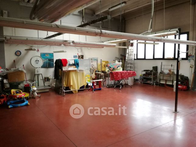 Capannone in commerciale in Via 1º Maggio