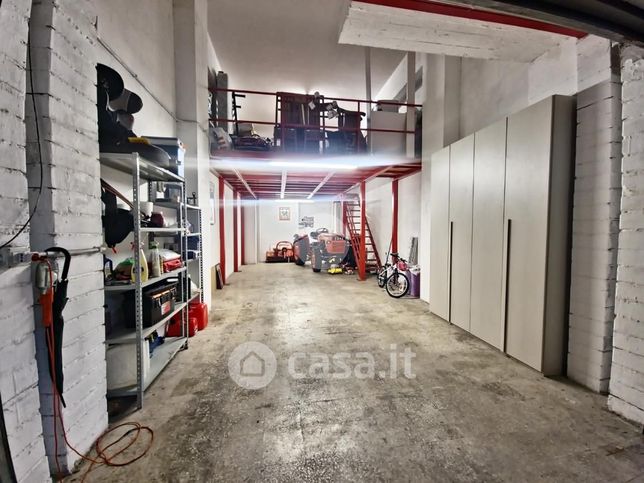 Garage/posto auto in residenziale in Via degli Olivi 3