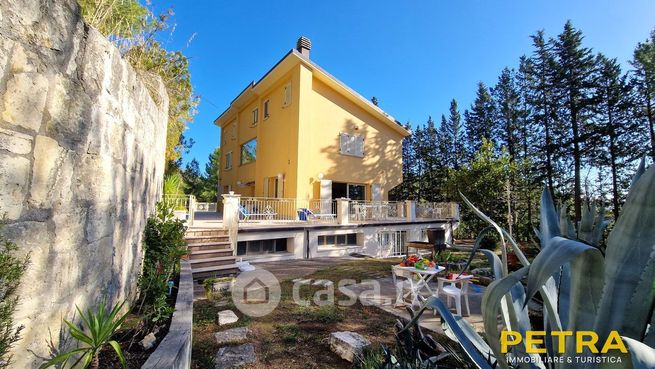 Villa in residenziale in Via dei Gelsomini