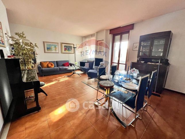 Casa bi/trifamiliare in residenziale in 