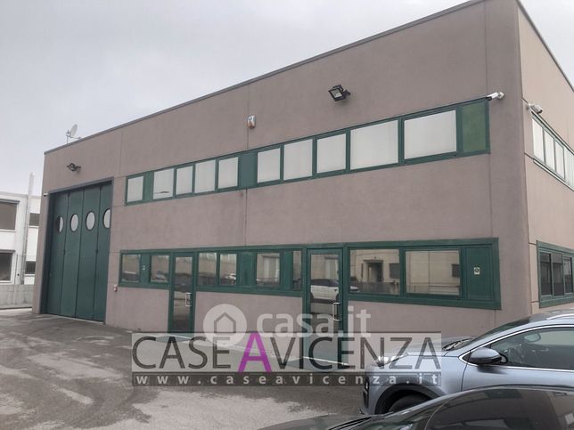 Capannone in commerciale in Via dell'Industria