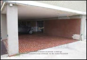 Garage/posto auto in residenziale in Via Val D'Elsa 56