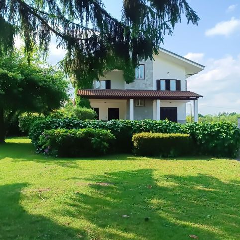 Villa in residenziale in Via delle Vigne 8