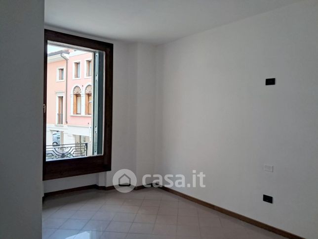 Ufficio in commerciale in Via Duca D'Aosta