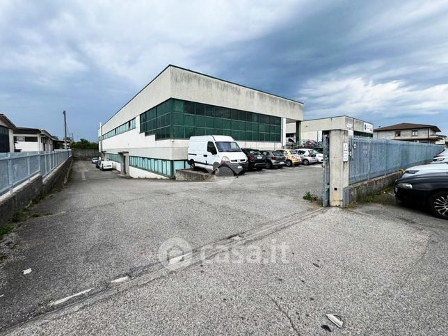 Capannone in commerciale in Via Antonio Fogazzaro 16