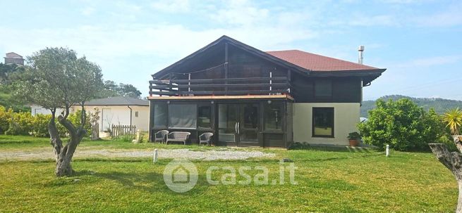 Casa bi/trifamiliare in residenziale in 