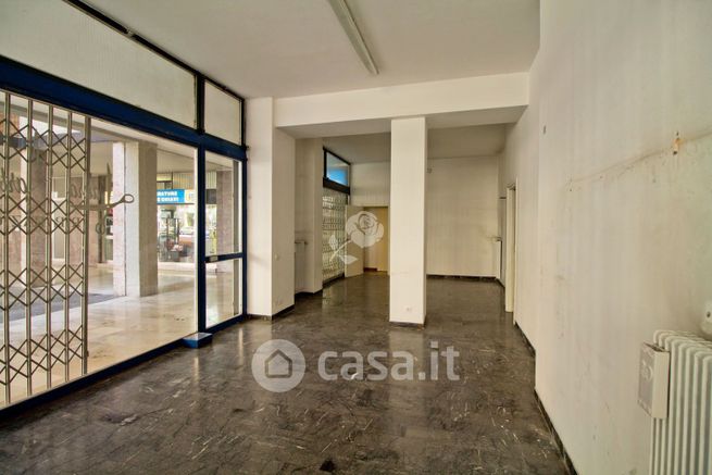 Negozio/locale commerciale in commerciale in Viale Ungheria 54