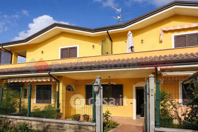 Villa in residenziale in Via delle Querce 9