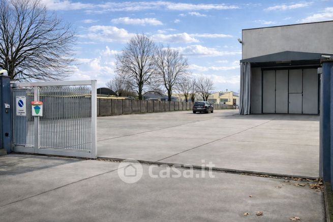 Capannone in commerciale in Via San Felice