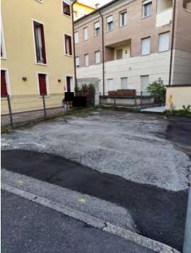 Box/posto auto in residenziale in Via Giovanni Pascoli
