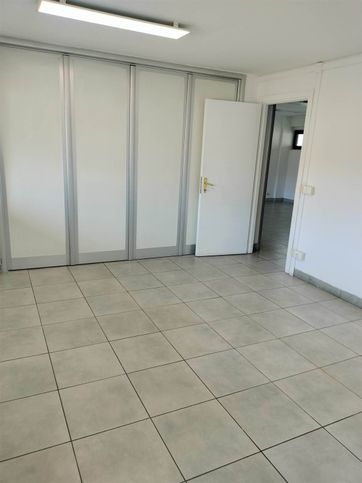 Ufficio in commerciale in 