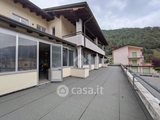 Ufficio in commerciale in Via Seradello 157