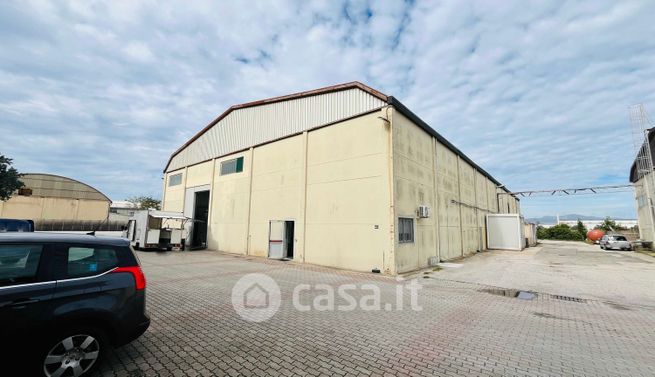 Capannone in commerciale in Via Ombrone 8