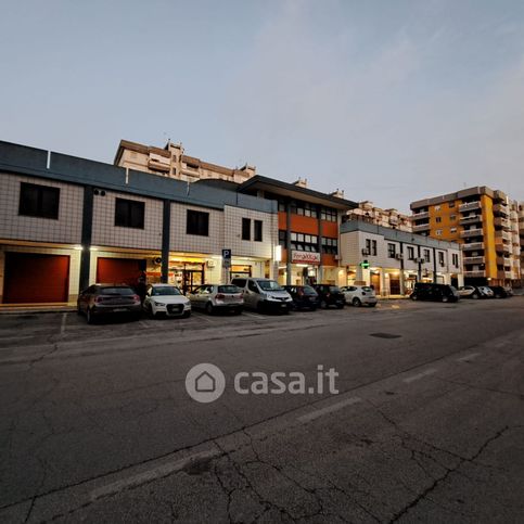 Negozio/locale commerciale in commerciale in Via Umberto Minervini 17