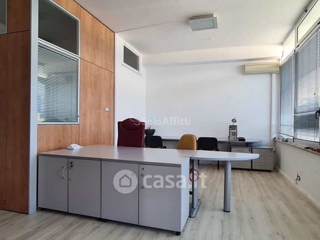 Ufficio in commerciale in Via Puglie