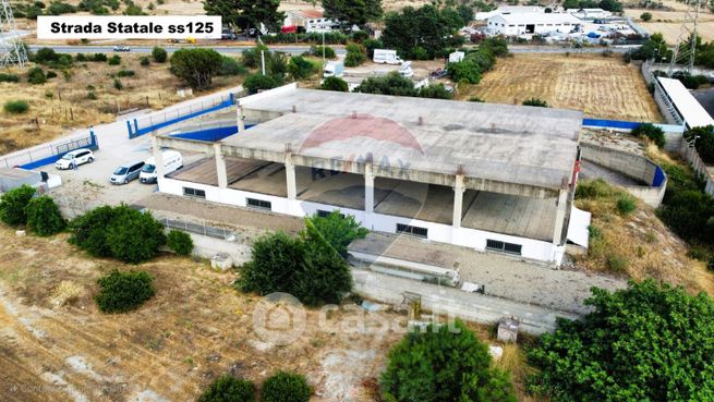 Capannone in commerciale in