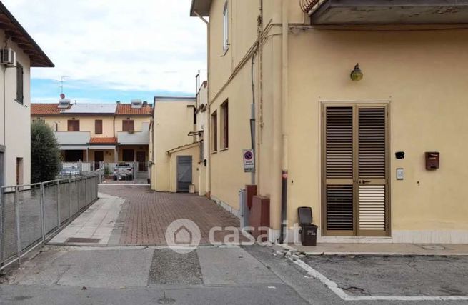 Capannone in commerciale in Via Castruccio