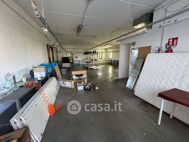 Capannone in commerciale in 