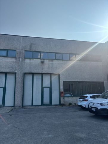 Capannone in commerciale in 