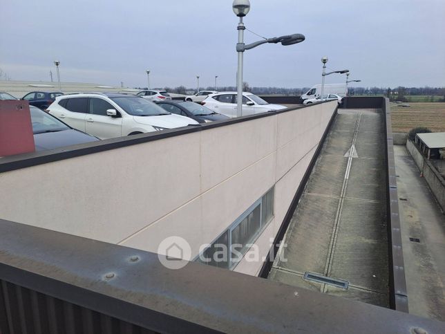 Capannone in commerciale in 