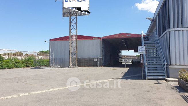Capannone in commerciale in Via Appia Nuova