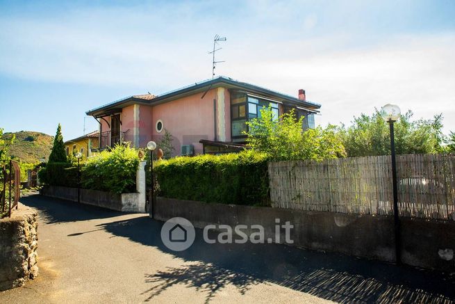 Casa bi/trifamiliare in residenziale in Via Archimede 13