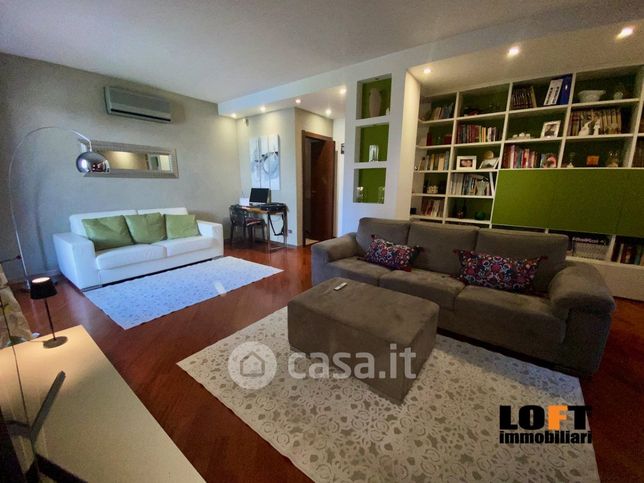 Casa bi/trifamiliare in residenziale in 