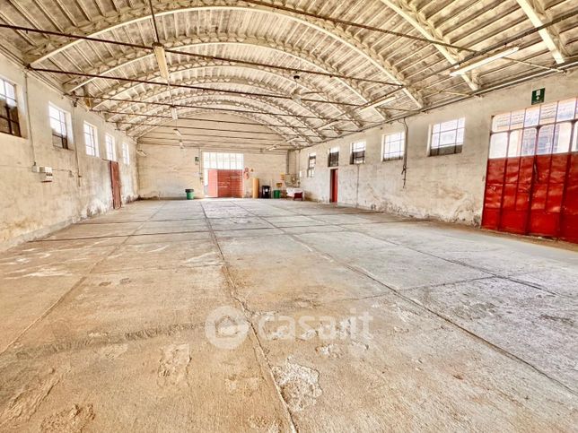 Capannone in commerciale in 