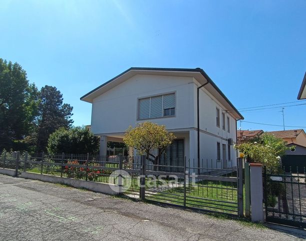 Casa bi/trifamiliare in residenziale in Via Benedetto Croce 5