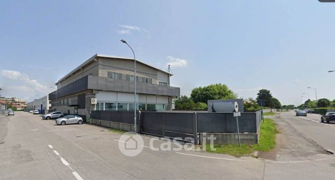 Capannone in commerciale in 