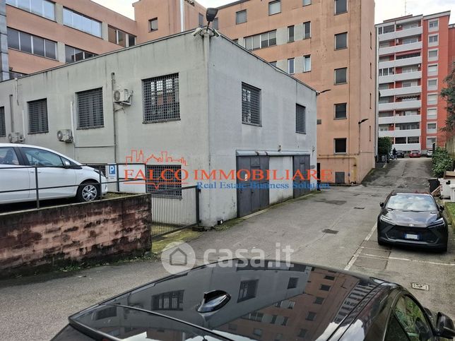 Capannone in commerciale in Viale Cristoforo Colombo 23