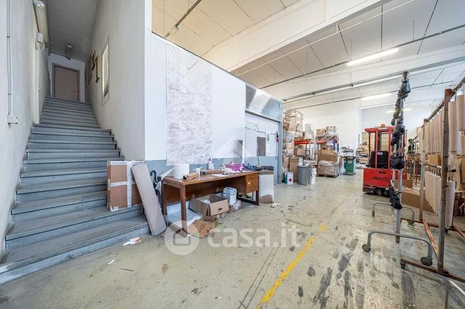 Capannone in commerciale in Via Gramsci 43