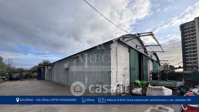 Capannone in commerciale in 