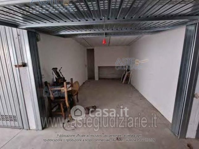 Box/posto auto in residenziale in Via Pietro Romani 43 /A