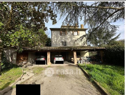 Villa in residenziale in Strada Riello 18