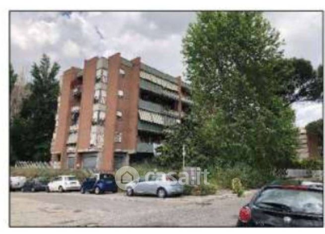Box/posto auto in residenziale in Via Pollenza 83