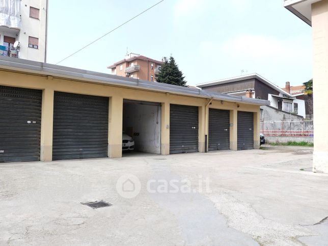 Box/posto auto in residenziale in Via U. Foscolo 20