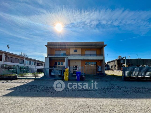 Capannone in commerciale in Via C. Guerci 8