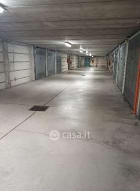 Box/posto auto in residenziale in Via Alessandro Manzoni